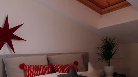 Snapshot of ella_twinkle chatting on December 2024 11:06:02 PM Ella online show from December 2024 11:06:02 PM