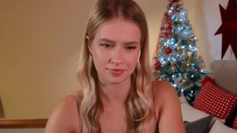 Snapshot of ella_twinkle chatting on December 2024 07:52:02 PM Ella online show from December 2024 07:52:02 PM