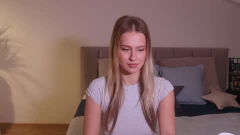 Snapshot of ella_twinkle chatting on January 2025 07:39:01 PM Ella online show from January 2025 07:39:01 PM