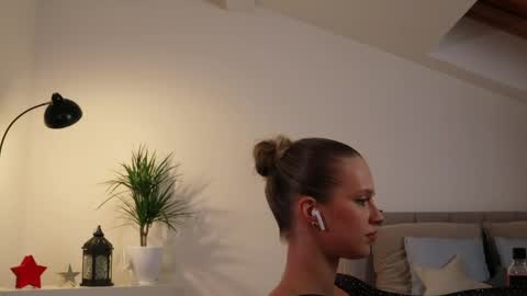 Snapshot of ella_twinkle chatting on February 2025 10:21:02 PM Ella online show from February 2025 10:21:02 PM