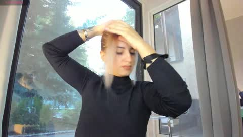 ella_vee online show from October 2025 04:22:01 AM