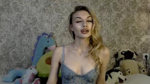 ellamilla online show from October 2025 09:44:01 AM