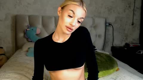 ellamilla online show from March 2026 03:39:02 PM