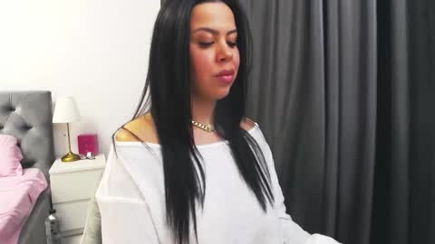 ellasins online show from January 2026 07:40:01 PM