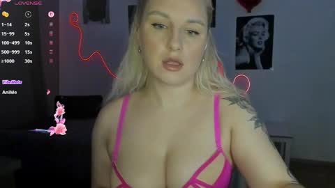 Snapshot of elly_blondy chatting on May 2026 05:52:02 PM Elly online show from May 2026 05:52:02 PM
