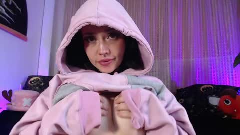Snapshot of elly_uwuw chatting on May 2026 01:33:01 AM Emy Castro online show from May 2026 01:33:01 AM