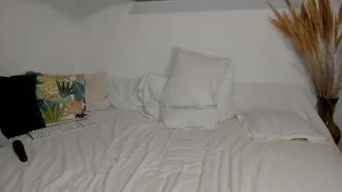 Snapshot of elymilf chatting on March 2026 04:18:01 AM Elena online show from March 2026 04:18:01 AM