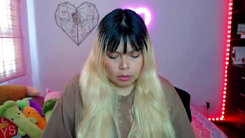 Snapshot of elymoon chatting on November 2025 09:37:01 PM Ely online show from November 2025 09:37:01 PM