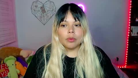 Snapshot of elymoon chatting on December 2025 01:56:02 AM Ely online show from December 2025 01:56:02 AM