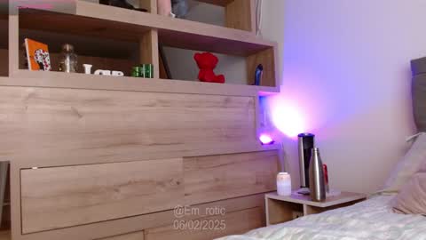 Snapshot of em_rotic chatting on February 2025 05:19:02 PM Emilia online show from February 2025 05:19:02 PM