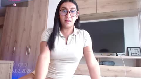 Snapshot of em_rotic chatting on February 2026 06:39:02 PM Emilia online show from February 2026 06:39:02 PM