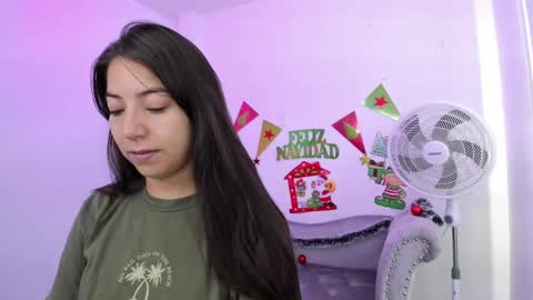 Snapshot of ema_louisx chatting on December 2024 11:52:02 AM Ema louisx online show from December 2024 11:52:02 AM