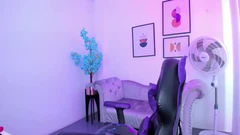 Snapshot of ema_louisx chatting on January 2025 12:39:02 PM Ema louisx online show from January 2025 12:39:02 PM