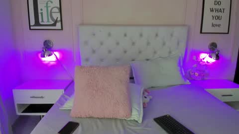 Snapshot of emelie_ch_ chatting on December 2024 05:15:01 AM Emily online show from December 2024 05:15:01 AM