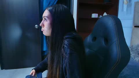 Snapshot of emelie_ch_ chatting on December 2024 12:32:02 AM Emily online show from December 2024 12:32:02 AM