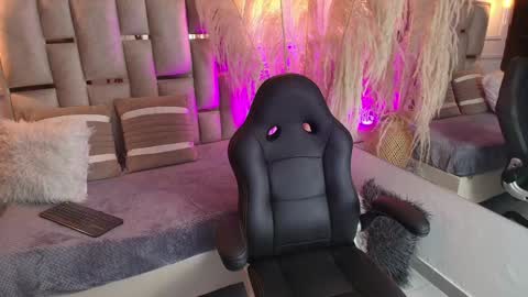 Snapshot of emelie_ch_ chatting on January 2025 01:23:01 AM Emily online show from January 2025 01:23:01 AM