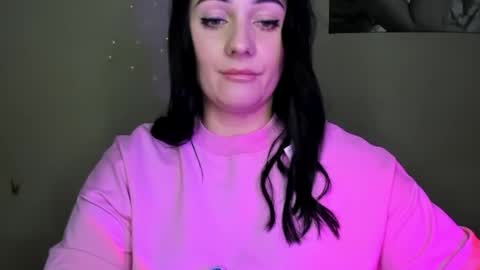 Snapshot of emelyblum chatting on December 2024 11:46:02 PM Emely online show from December 2024 11:46:02 PM