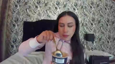 Emilia Gomez online show from November 2025 12:38:02 PM