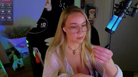 Emili online show from October 2025 01:09:01 PM