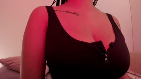 Snapshot of emilia_ghendle chatting on December 2024 02:06:02 AM Emilia Big Boobs online show from December 2024 02:06:02 AM