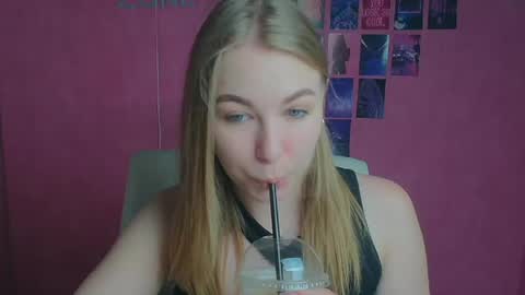 Snapshot of emilia_ilia chatting on June 2026 05:49:02 AM Emilia online show from June 2026 05:49:02 AM