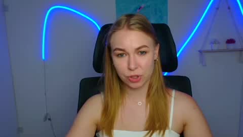 Snapshot of emilia_ilia chatting on June 2026 05:25:01 AM Emilia online show from June 2026 05:25:01 AM