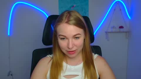 Snapshot of emilia_ilia chatting on June 2026 05:41:02 AM Emilia online show from June 2026 05:41:02 AM