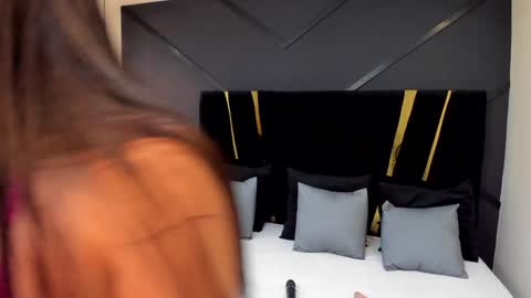 Snapshot of emiliee_xx chatting on December 2024 05:26:02 PM Emillie online show from December 2024 05:26:02 PM