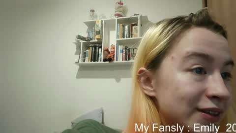 Snapshot of emilly_20 chatting on May 2026 09:09:01 PM Emily online show from May 2026 09:09:01 PM