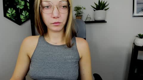 Snapshot of emilly_xkiss chatting on December 2024 06:45:02 AM Emilly online show from December 2024 06:45:02 AM