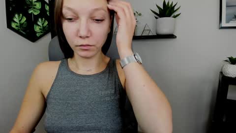 Snapshot of emilly_xkiss chatting on December 2024 10:12:02 AM Emilly online show from December 2024 10:12:02 AM