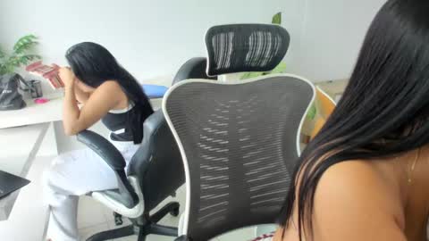 Emilly  online show from April 2026 03:06:01 PM