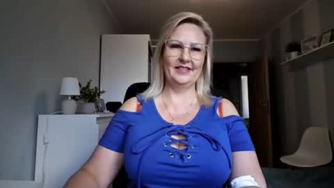 Snapshot of emillykiss chatting on July 2026 07:44:02 AM EmillyLove online show from July 2026 07:44:02 AM