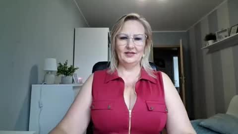 Snapshot of emillykiss chatting on July 2026 06:20:01 AM EmillyLove online show from July 2026 06:20:01 AM