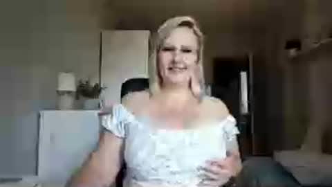 Snapshot of emillykiss chatting on July 2026 07:19:02 AM EmillyLove online show from July 2026 07:19:02 AM