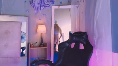 emily_castillo1_ online show from April 2026 05:30:01 AM