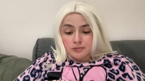 emily_morning_dew online show from November 2025 05:46:01 PM