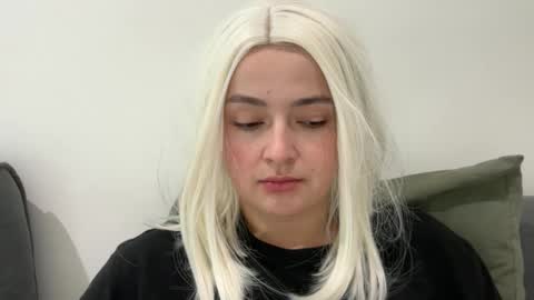 emily_morning_dew online show from November 2025 07:40:01 AM