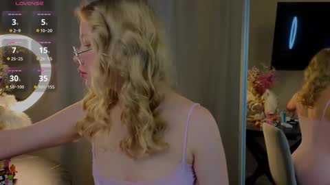 Snapshot of emily_shepard chatting on September 2025 02:02:01 AM emily shepard online show from September 2025 02:02:01 AM