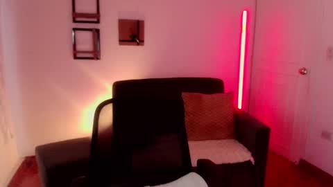 Snapshot of emily_swan_04 chatting on February 2025 04:21:01 PM Emily Swan online show from February 2025 04:21:01 PM