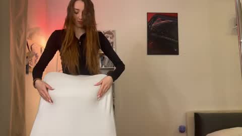 Snapshot of emily_w0w_ chatting on May 2026 11:17:01 AM Lia online show from May 2026 11:17:01 AM