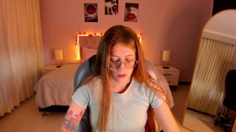 Snapshot of emily_warren__ chatting on April 2026 09:06:02 PM emily_warren__ online show from April 2026 09:06:02 PM