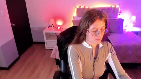 Snapshot of emily_warren__ chatting on June 2026 08:15:02 PM emily_warren__ online show from June 2026 08:15:02 PM