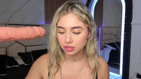 Snapshot of emilyhendrix_ chatting on December 2024 07:48:02 PM Emily Hendrix online show from December 2024 07:48:02 PM