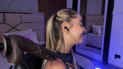 Snapshot of emilyhendrix_ chatting on February 2025 12:02:01 AM Emily Hendrix online show from February 2025 12:02:01 AM