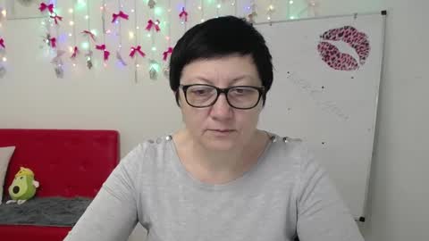 Snapshot of emilyl0vee chatting on April 2026 05:18:02 AM Emily online show from April 2026 05:18:02 AM