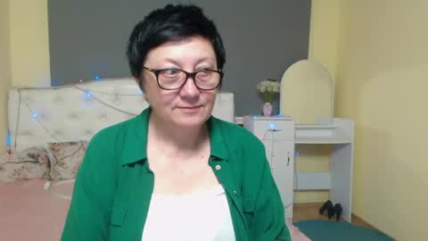 Snapshot of emilyl0vee chatting on May 2026 06:04:01 PM Emily online show from May 2026 06:04:01 PM