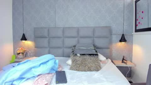 Snapshot of emilyy_r chatting on April 2026 07:03:02 PM emilyy_r online show from April 2026 07:03:02 PM