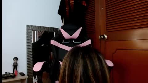 emilyzans07 online show from February 2025 07:47:01 PM