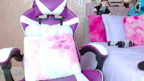 emilyzans07 online show from October 2025 07:45:02 PM